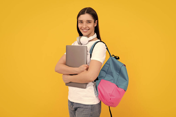 впливовий блог. весела дівчина з рюкзаком і навушниками. вебінар для сучасної освіти. комунікаційні технології. жінка зі шкільною сумкою тримає ноутбук. купити онлайн. назад до школи
. - Фото, зображення