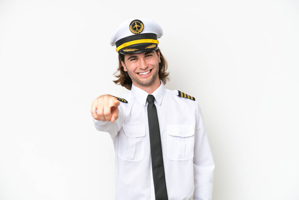 beau pilote d'avion isolé sur fond blanc pointe du doigt vers vous avec une expression confiante - Photo, image