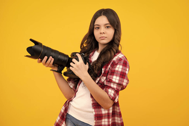 Hobbi vagy karrier fotós kezdőknek. Tinédzser lány modern fényképezőgéppel, videó és fotó. Gyerek használja digitális fényképezőgép, fényképezés - Fotó, kép