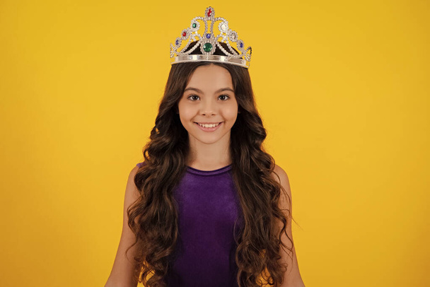 Piękna nastolatka dziewczyna królowa nosić koronę. Dziecko w diademie księżniczki. Szczęśliwa twarz dziewczyny, pozytywne i uśmiechnięte emocje - Zdjęcie, obraz