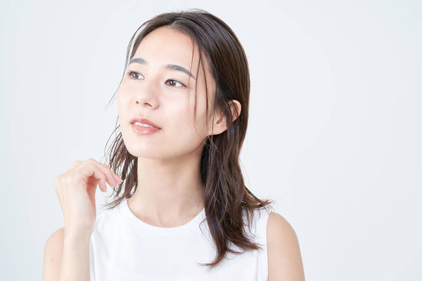 портрет азиатской молодой женщины на белом фоне - Фото, изображение