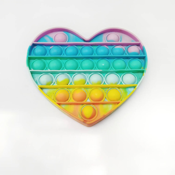 Színes Push Pop It Bubble szenzoros Fidget játékok szív alakú és szivárvány színű, Szilikon játékok, Szorongás elleni és Stressz Relief játék. - Fotó, kép