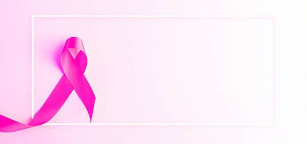 Vědomí o rakovině. Zdravotní péče symbol růžová stuha na bílém pozadí. Koncept podpory prsních žen. Světový den rakoviny - Fotografie, Obrázek