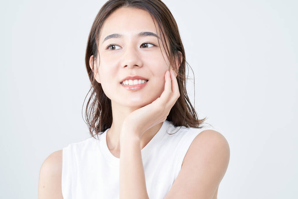 portret van aziatische jonge vrouw en witte achtergrond - Foto, afbeelding