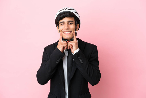 Empresario argentino con casco de bicicleta aislado sobre fondo rosa - Foto, Imagen