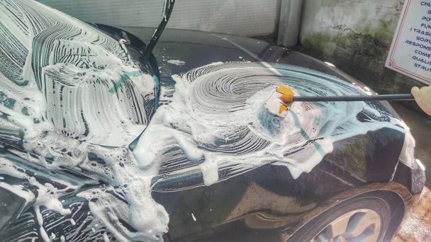 Car wash. All silhouettes of cars are distorted for unrecognizability. - Foto, Bild