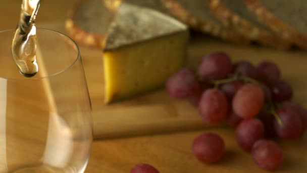 Verter vino blanco en un vaso
 - Imágenes, Vídeo