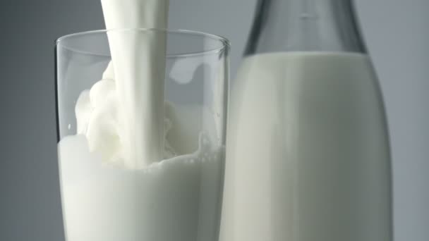 Выливание молока в стекло - Кадры, видео