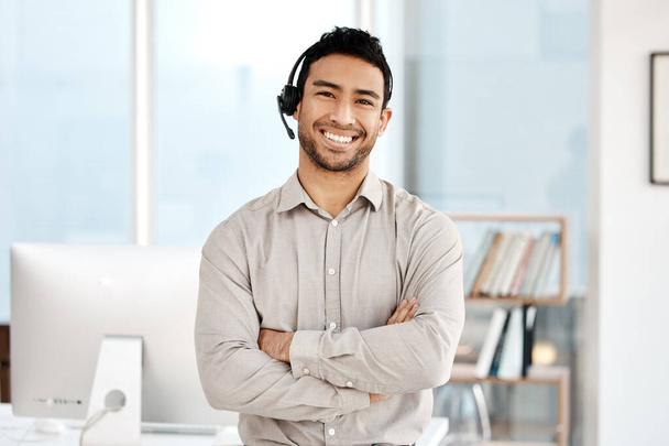 Az emberek ritkán járnak sikerrel, ha nem szórakoznak jól. egy fiatal üzletember, aki fülhallgatót visel, miközben egy irodában dolgozik. - Fotó, kép