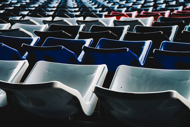 Achterzijde van zitplaatsen patroon in voetbalstadion voor achtergrond concept idee - Foto, afbeelding