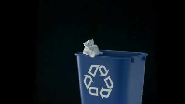 Papier gooien in de vuilnisbak - Video