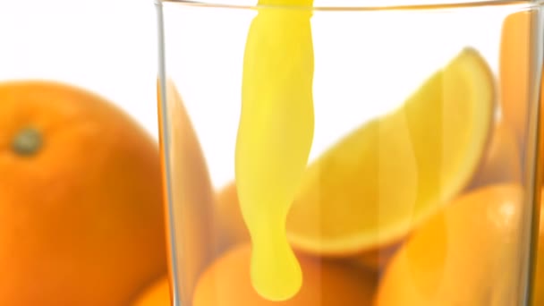 Versare il succo d'arancia nel bicchiere - Filmati, video