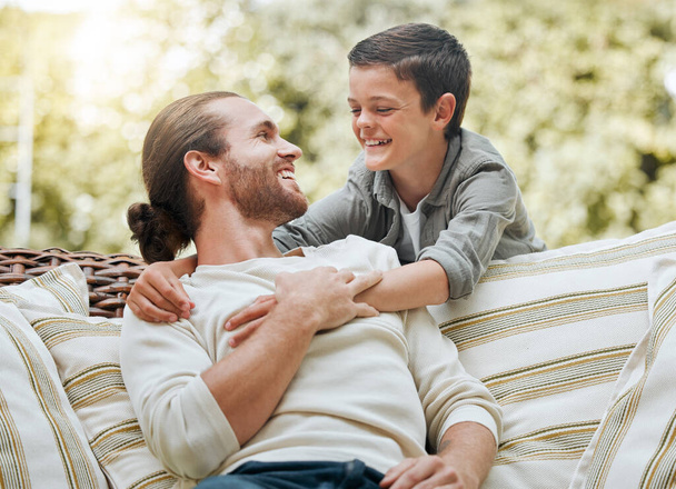 La chose la plus importante au monde est la famille et l'amour. un beau jeune homme assis dehors avec son fils - Photo, image