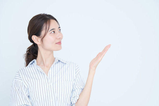 азіатська бізнес-леді робить знак руки
 - Фото, зображення