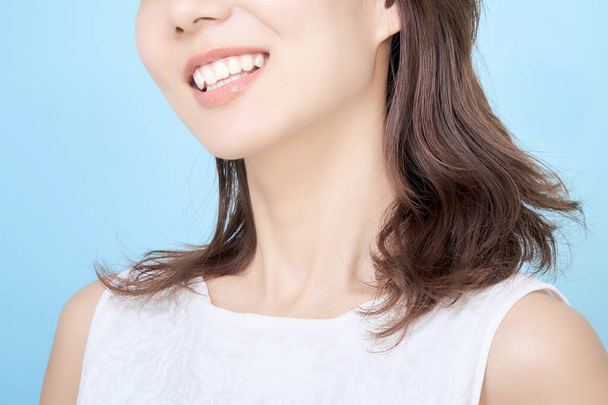 νεαρή γυναίκα που δείχνει φωτεινά λευκά δόντια - Φωτογραφία, εικόνα