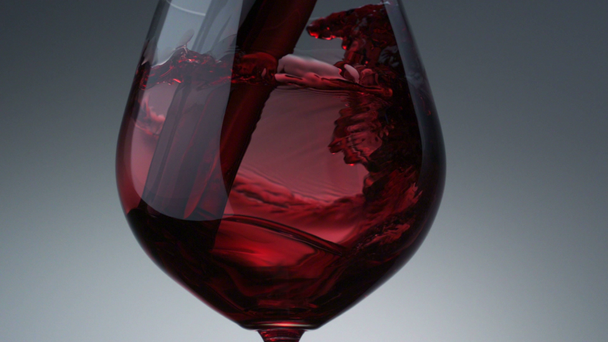 verter vino tinto en un vaso - Metraje, vídeo