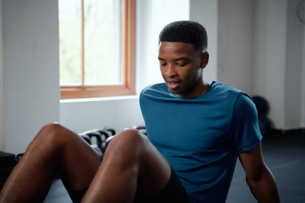 Determined young black man in sportswear taking a break between exercises at the gym - Fotoğraf, Görsel