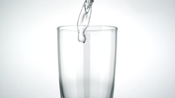 Víz öntése üvegbe - Felvétel, videó