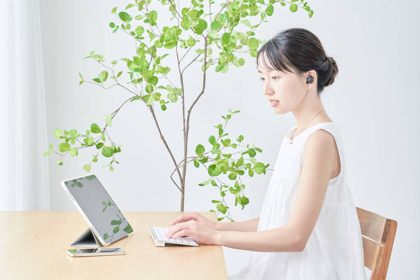  jovem mulher usando tablet PC no quarto brilhante - Foto, Imagem