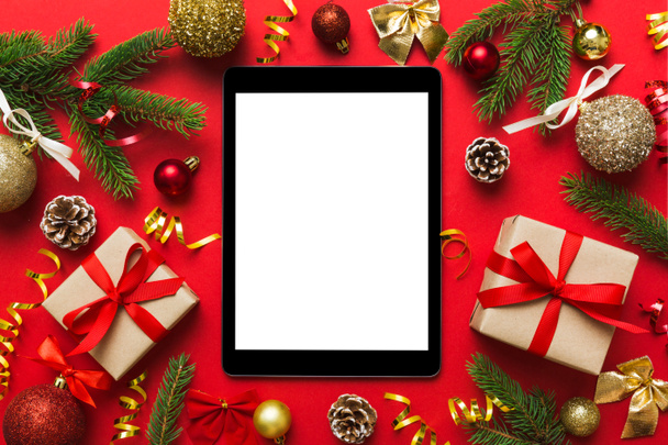 Ψηφιακή πλακέτα mock up με ρουστίκ χριστουγεννιάτικες διακοσμήσεις για παρουσίαση app top view με κενό χώρο για το σχεδιασμό σας. Χριστούγεννα σε απευθείας σύνδεση έννοια ψώνια. Tablet με χώρο αντίγραφο σε έγχρωμο φόντο. - Φωτογραφία, εικόνα