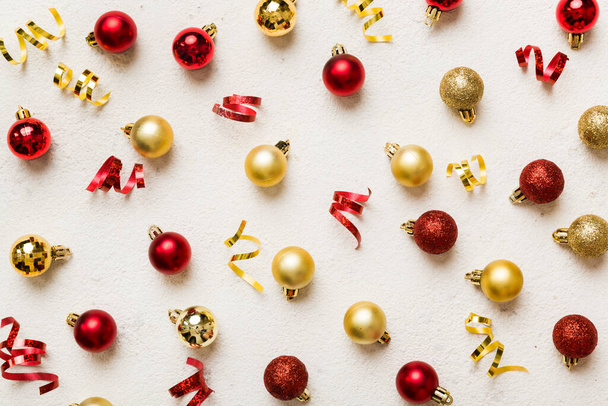 Christmas composition. a pattern of christmas balls on colored background. Flat lay, top view New year decor. - Fotó, kép