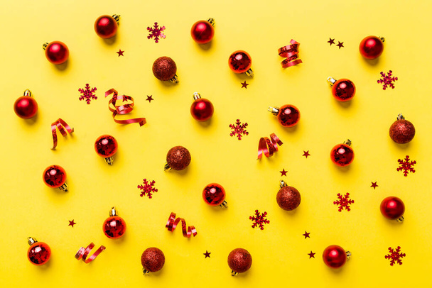 Різдвяна композиція. візерунок різдвяних кульок на кольоровому фоні. Плоский куточок, вид зверху Новорічний декор
. - Фото, зображення