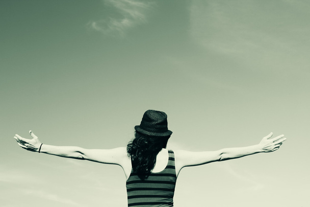 Женщина с распростертыми объятиями над небом
 - Фото, изображение