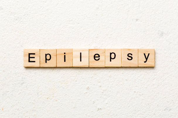 Epilepsie-Wort auf Holzblock geschrieben. Epilepsie-Text auf dem Tisch, Konzept. - Foto, Bild