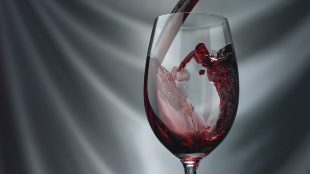 赤ワインをグラスに注いで - 映像、動画