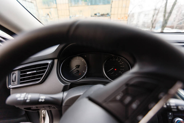 Interior del coche moderno con tablero de instrumentos y multimedia. - Foto, imagen