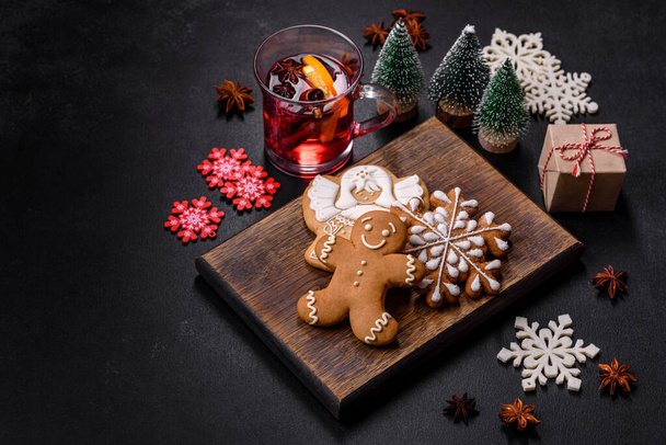 Noel, beton bir masada baharatlı ve meyveli kırmızı şarap pişirdi. Geleneksel sıcak içecek Noel zamanı - Fotoğraf, Görsel