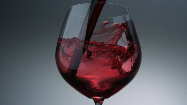 наливая красное вино в бокал - Кадры, видео