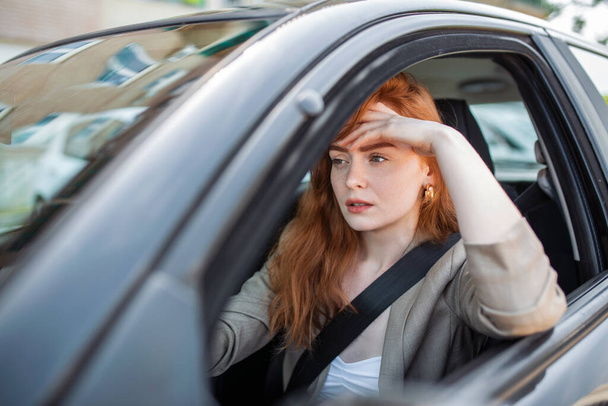 Hermostunut naiskuljettaja istuu ratissa, on huolestunut ilme pelkoina ajaa autoa yksin ensimmäistä kertaa. Pelokas nainen joutuu auto-onnettomuuteen. Ihmiset, ajo, liikenneongelmat
 - Valokuva, kuva