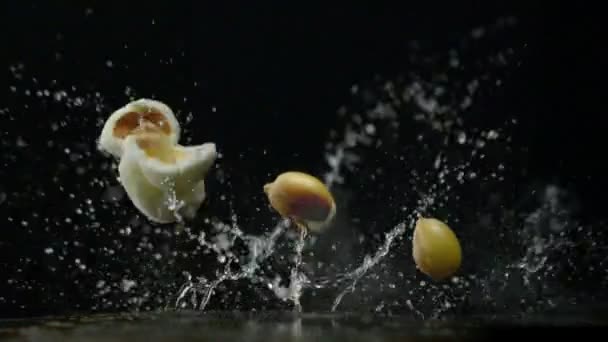 Popcorn popping na černém pozadí - Záběry, video