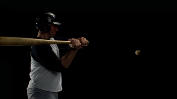 Baseballspieler schlägt Ball mit Schläger - Filmmaterial, Video