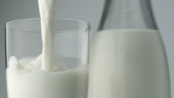 Wlewanie mleka do szklanki - Materiał filmowy, wideo