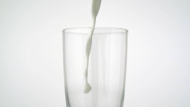 Milch ins Glas gießen - Filmmaterial, Video