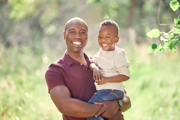 Mi hijo tiene mi sonrisa, ¿no? un hombre que pasa el día al aire libre con su hijo - Foto, imagen