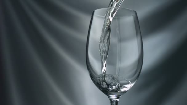 nalévání bílého vína do skla - Záběry, video