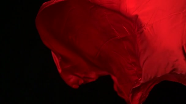 Tela roja que fluye
 - Metraje, vídeo