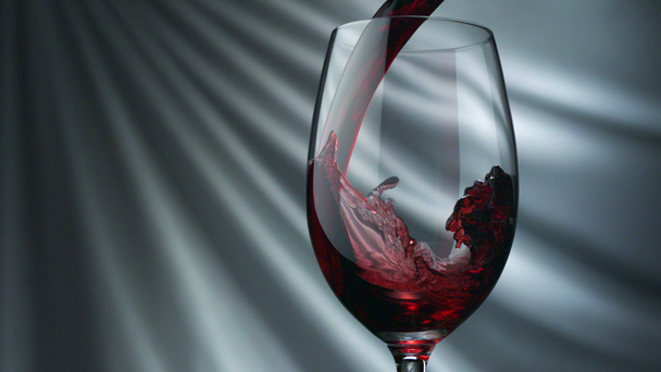 verser du vin rouge dans un verre - Séquence, vidéo