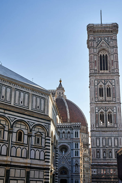 medieval bell tower and dome of the Cathedral of Santa Maria del Fiore in the city of Florence, Italy - Foto, Imagen