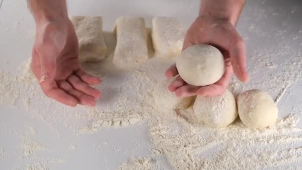 Šéfkuchař hnětá těsto na chleba, připravuje chleba, hnětá těsto rukama - Záběry, video