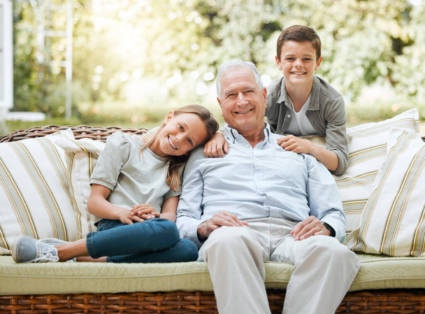 Мои внуки так любят и уважают меня. старший человек, сидящий снаружи со своими двумя внуками - Фото, изображение