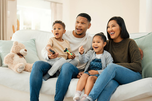 Nuestro tiempo en familia siempre es divertido. una familia joven viendo la televisión juntos en casa - Foto, imagen