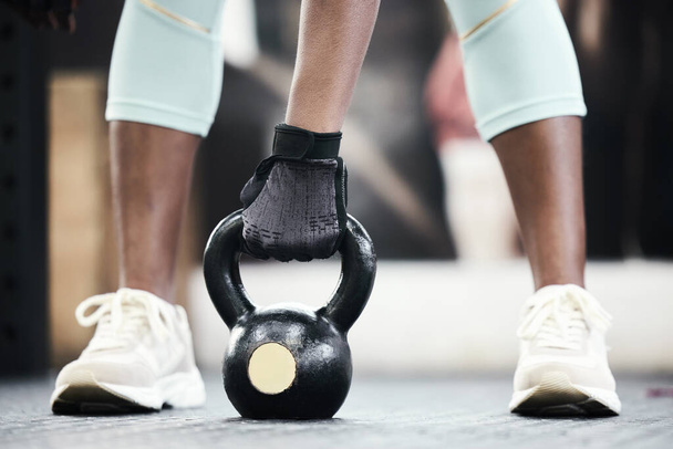 Nunca renuncies a tus metas. una mujer irreconocible haciendo ejercicio en el gimnasio y usando un kettlebell - Foto, Imagen