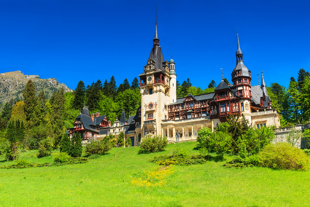 wunderschöner Ziergarten und königliches Schloss, Peles, Sinaia, Transsilvanien, Rumänien, Europa - Foto, Bild