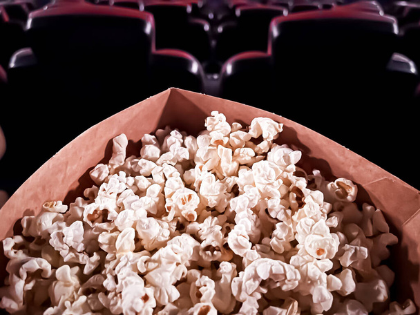 Kino und Unterhaltung, Popcorn-Box im Kino für TV-Show-Streaming-Dienst und Markenbildung der Filmindustrie - Foto, Bild