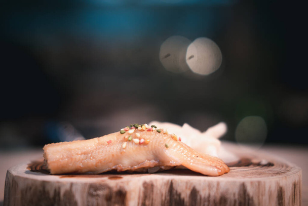 Frisches Anago Sushi auf einem Holzteller. Nahaufnahme - Foto, Bild