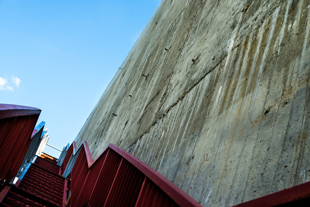 Escaleras de metal en la pared de hormigón gris - Foto, imagen
